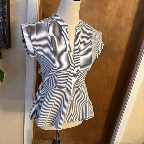 Peplum top
Women’s size Medium - Picture 2 of 10